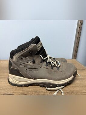 Columbia Taupe Gray Trail Boots with Black Collar Women’s 10